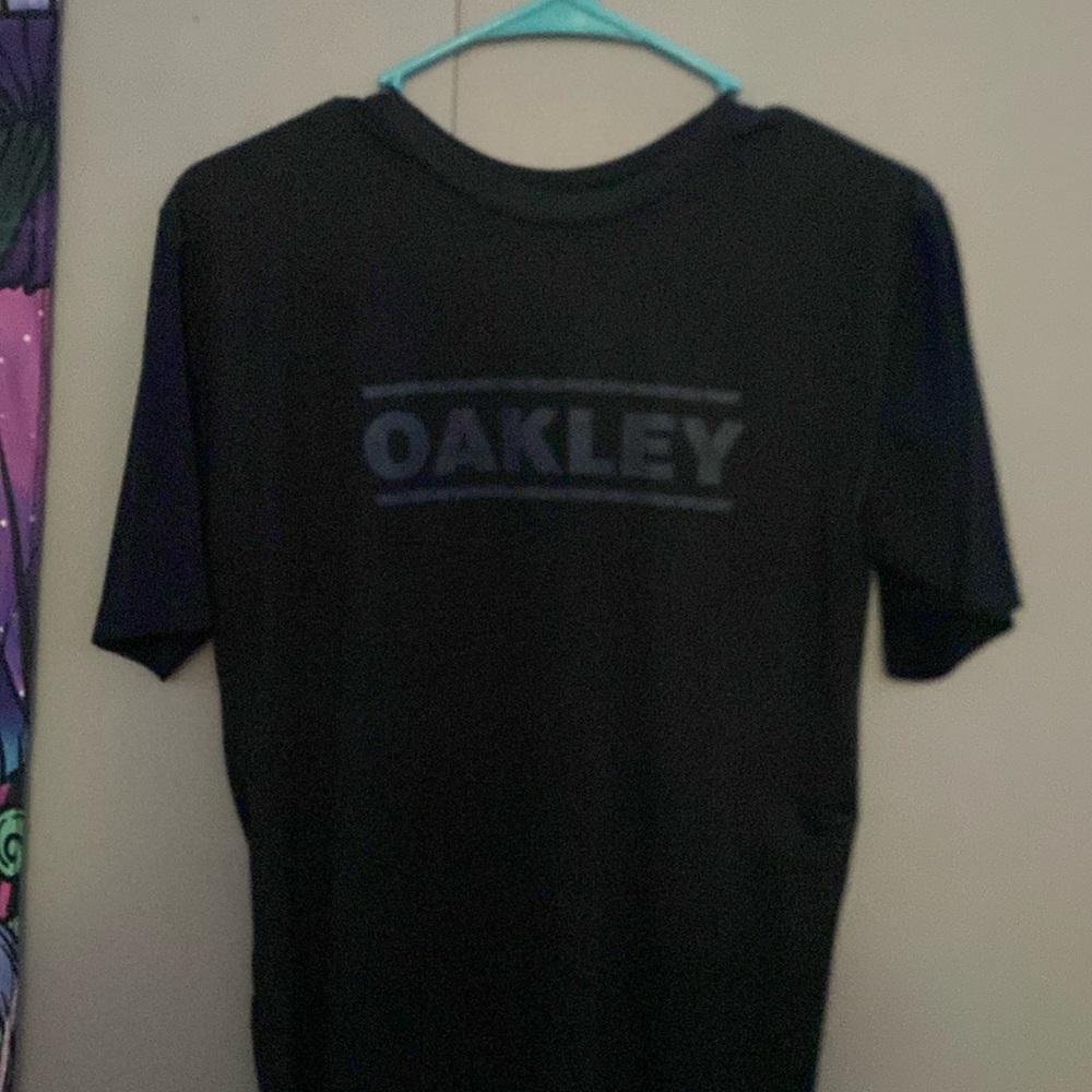black Oakley t-shirt size small